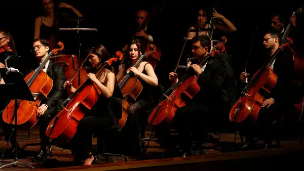 mersinde-carmina-burana-sahne-kantati-sanatseverlerle-bulustu-BcrlLvqh.png