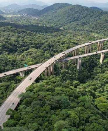 muhendislik-hudutlarini-zorlayan-yol-yerden-tam-70-metre-ustte-asili-duruyor-7Q2QWv15.jpg