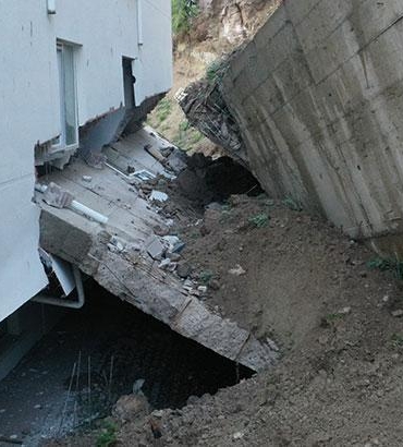 nevsehirde-istinat-duvari-coktu-apartmanda-hasar-olustu-prWUB9jI.jpg