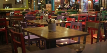 o-restoran-musterilerinden-kusma-ucreti-alacak-B3eLDvFX.jpg