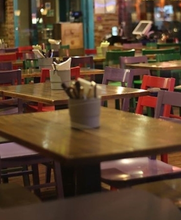 o-restoran-musterilerinden-kusma-ucreti-alacak-B3eLDvFX.jpg