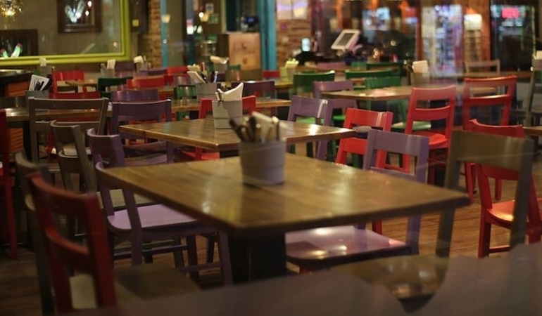 o-restoran-musterilerinden-kusma-ucreti-alacak-B3eLDvFX.jpg
