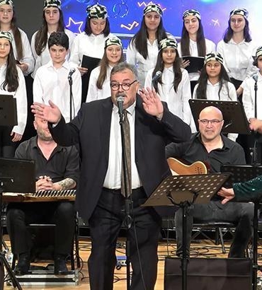 okul-mudurunun-soyledigi-sarkiyi-milyonlar-izledi-profesyonel-kaydi-da-ortaya-cikti-NqGL5YXr.jpg