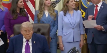 oval-ofiste-dalgin-anlar-trump-kameralar-onunde-uyukladi-n9RXhnyp.jpg