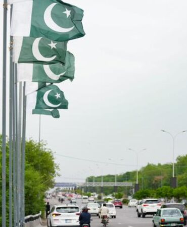 pakistanda-kanli-saldiri-cok-sayida-polis-hayatini-kaybetti-lOb4kak7.jpg