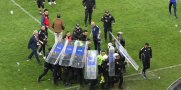 play-off-macinda-saha-karisti-soyunma-odasina-polis-kalkanlariyla-gittiler-PpmErmvP.jpg