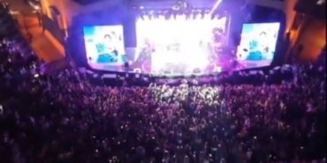 protestolar-ise-yaramadi-konser-alani-dolup-tasti-zhADTF2F.jpg