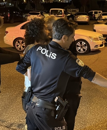 saglik-ekipleri-cagrildiklari-evde-kavga-eden-kardesler-tarafindan-balkona-kilitlendi-XM61U8kD.jpg