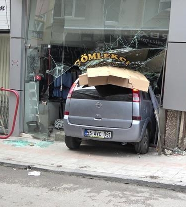 samsunda-otomobil-dukkana-daldi-kontrolden-cikan-arac-terzinin-camini-paramparca-etti-rAQPMiht.jpg