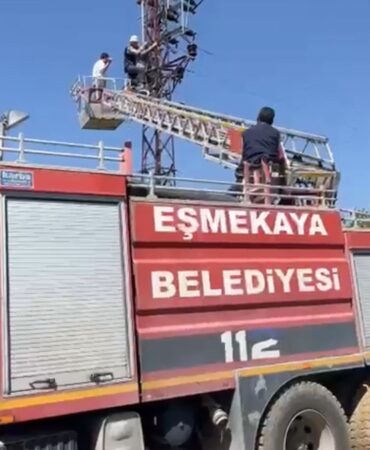 tamir-icin-direge-cikti-elektrik-akimina-kapilip-mahsur-kaldi-WzOvupMA.jpg