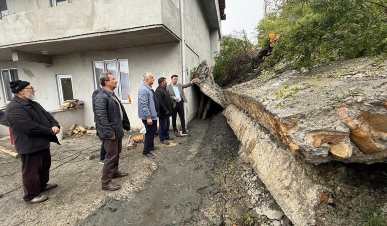 tokatta-saganak-nedeniyle-istinat-duvari-coktu-WTIkYwTm.jpg