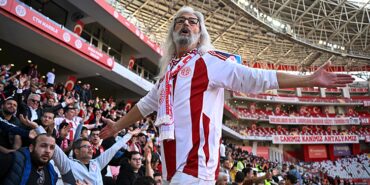 tribunlerin-gandalf-dedesi-amigo-milos-omrunu-kirmizi-ve-beyaz-renklere-adadi-viqXNba1.jpg
