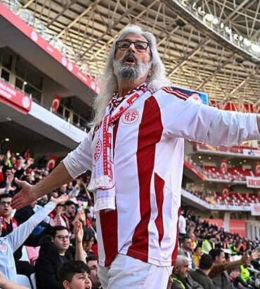 tribunlerin-gandalf-dedesi-amigo-milos-omrunu-kirmizi-ve-beyaz-renklere-adadi-viqXNba1.jpg