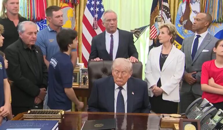 trump-yeniden-kameralar-onunde-uyuyakaldi-PliUAkTJ.jpg