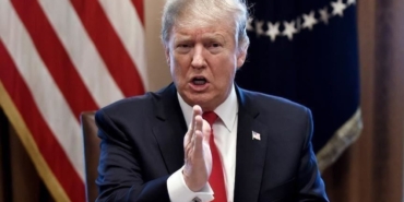 trumptan-federal-benzin-vergisini-askiya-alma-karari-tkY8ctym.jpg