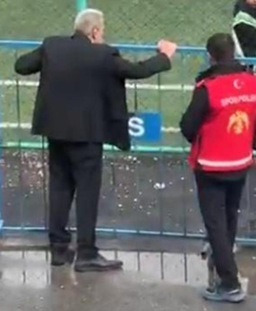 turk-futbolu-bunu-da-gordu-yonetici-sahaya-indi-futbolcular-sikeyi-ifsa-etti-uGJaY6fw.jpg
