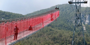 turkiyenin-en-buyuk-teleferiginde-zorlu-bakim-calismasi-tCcIOM98.jpg