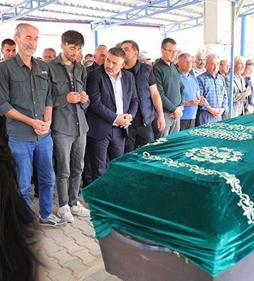 vahsice-katledilen-kubra-yapici-topraga-verildi-yaninda-10-gun-calistirdigi-kadin-sonu-oldu-eAqpjOZH.jpg