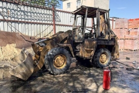 yer-kucukcekmece-park-halindeyken-yanan-is-makinesi-kullanilamaz-hale-geldi-yRafBO96.jpg