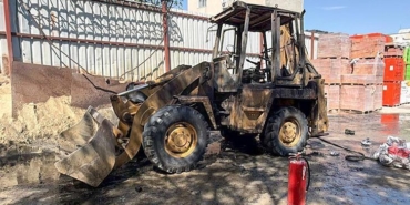 yer-kucukcekmece-park-halindeyken-yanan-is-makinesi-kullanilamaz-hale-geldi-yRafBO96.jpg